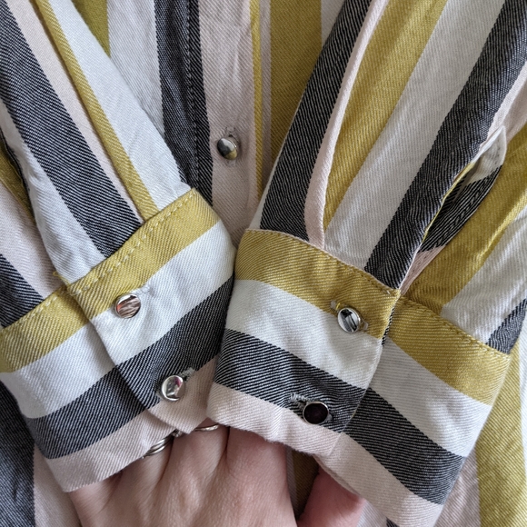 ❌SOLD❌💜3/$20💜 NWOT Striped blouse, button up - Picture 4 of 5